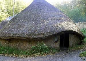 Roundhouse_(dwelling)_Celtic_Wales.jpeg