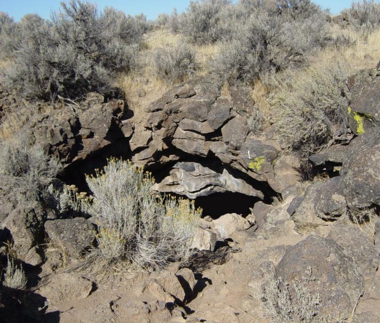 Captain_Jack's_cave_at_Captain_Jack's_Stronghold_in_Lava_Beds_NM-750px