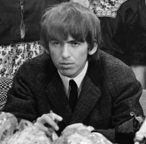 The_Beatles_arrive_at_Schiphol_Airport_1964-06-05_-_George_Harrison_916-5132_cropped