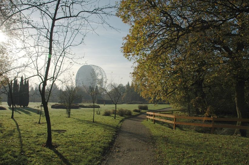 1280px-Jodrell.Bank.Telescope.From.Arboretum