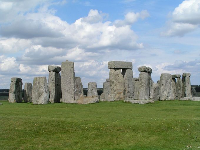 1280px-Stonehenge_Total